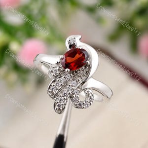 Élégante bague rubis rouge en argent sterling 925, motif floral vintage tourbillonnant, bague ovale avec pierres précieuses, cadeau pour elle, bijoux d'anniversaire