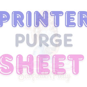 Pode incluir: Um design gráfico apresentando o texto PRINTER PURGE SHEET em uma fonte em negrito, arredondada e estilo bolha. As palavras PRINTER e SHEET estão coloridas em roxo claro e rosa claro, respectivamente, enquanto a palavra PURGE é cinza.