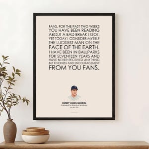 Op de afbeelding: Een ingelijste kunstdruk met de tekst van de afscheidsspeech van Lou Gehrig. De print bevat een portret van Gehrig met een honkbalpet en shirt, met de tekst: FANS, FOR THE PAST TWO WEEKS YOU HAVE BEEN READING ABOUT A BAD BREAK I GOT.
