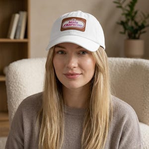 Gorra con parche del personaje principal / Gorra estilo "Dad Hat" / Parche de cuero rectangular