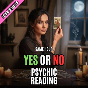 Könnte beinhalten: Eine Frau hält eine Tarotkarte mit dem Text "YES OR NO PSYCHIC READING" in Grün und Rot. Das Bild enthält Kerzen, Rauch und einen Vollmond im Hintergrund. Die Worte "EXTRA DETAILED" stehen in einem rosa Banner.
