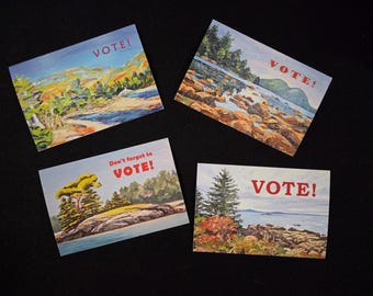 Puede incluir: Cuatro postales rectangulares con pinturas de paisajes costeros con árboles, rocas y agua. Cada tarjeta muestra el texto rojo VOTE! o Don't forget to VOTE! en una fuente negrita sin remates en la parte superior o central.