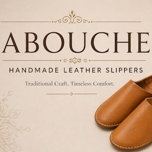 Könnte beinhalten: Das Bild zeigt zwei braune Leder-Babouches, traditionelle marokkanische Hausschuhe, mit sichtbaren Nähten. Der Text lautet "BABOUCHES HANDMADE LEATHER SLIPPERS Traditional Craft. Timeless Comfort."