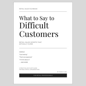 Può includere: Copertina di un libro bianca con il titolo "What to Say to Difficult Customers" in grassetto nero. Il libro è una guida per i professionisti della vendita al dettaglio, che offre script per gestire le obiezioni comuni dei clienti.