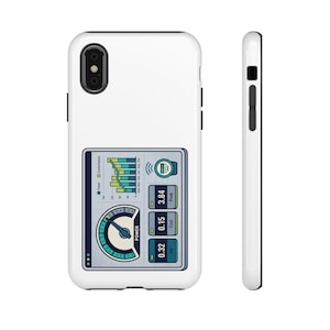 Peut inclure: Coque de téléphone blanche avec un graphique de tableau de bord de consommation d'énergie. Le tableau de bord affiche des graphiques et des données numériques en bleu, vert et blanc. La coque a un objectif de caméra noir et des boutons latéraux noirs.