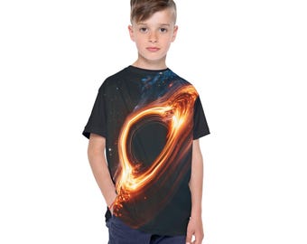 Camiseta deportiva infantil con estampado integral de agujero negro y galaxia cósmica.