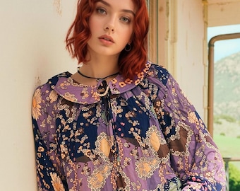 Blusa feminina plus size com estampa floral, manga longa e botões, na cor azul marinho. Estilo casual e moderno.