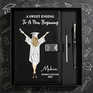 Puede incluir: Un set de diario negro con aspecto de cuero y temática de graduación. La portada muestra a una persona con toga y birrete con el texto A SWEET ENDING To A New Beginning, Mekia, POMONA COLLEGE 2026. Incluye un bolígrafo negro y un recambio.
