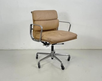 Krzesło grupowe Vintage Eames Herman Miller z jasnobrązowej skóry wielbłądziej z miękką poduszką