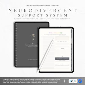 Può includere: Un'agenda digitale con il testo "NEURODIVERGENT SUPPORT SYSTEM" è visualizzata accanto a un tablet con una penna. L'agenda è grigio scuro con un design floreale. Lo schermo del tablet mostra un layout "Time Blocking".