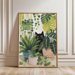 Könnte beinhalten: Gerahmter Kunstdruck mit einer schwarzen Katze, die zwischen grünen Pflanzen in dekorativen Töpfen hervorlugt. Die Illustration hat eine warme Farbpalette mit Grüntönen, Rosa und Gelb. Das Kunstwerk ist vor einem weißen Hintergrund platziert.