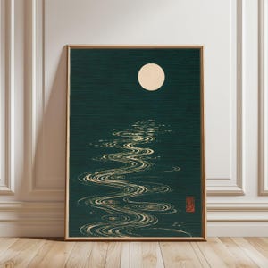 Könnte beinhalten: Gerahmter Druck mit einer ruhigen Nachtszene. Ein Vollmond beleuchtet das dunkelblaue Wasser mit wirbelnden, hellen Reflexionen. Das Kunstwerk hat eine minimalistische, japanisch inspirierte Ästhetik mit einem roten Stempel in der unteren rechten Ecke.
