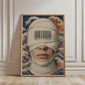Op de afbeelding: Een rechthoekige ingelijste kunstdruk met een hoofd gewikkeld in beige verband. Een zwarte streepjescode met de cijfers 40181 700982 is over de ogen gedrukt. De achtergrond toont gestileerde blauwe, rode en witte oceaangolven.