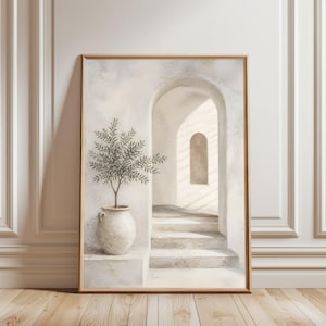 Peut inclure: Une impression d'art mural encadrée représentant une arche en pierre de couleur claire avec un escalier menant à un couloir lumineux. Une plante aux feuilles vertes fines est placée dans un vase en céramique blanc cassé sur un piédestal en pierre.