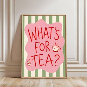 Puede incluir: Una impresión artística enmarcada con el texto "WHAT'S FOR TEA?" en rojo sobre una forma rosa ondulada. El fondo tiene rayas verticales verdes y crema. También se ilustran una taza de té y una bolsita de té.