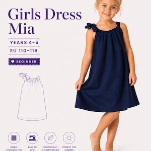 Puede incluir: Un patrón de costura para un vestido azul marino titulado Mia de Sewing Beyond. El patrón es para 4-6 años, tallas EU 110-116, y es para principiantes. Incluye un dibujo lineal del vestido con tirantes de lazo y un escote fruncido.