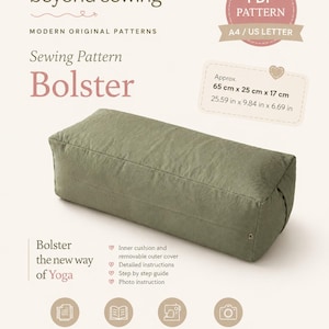 Puede incluir: Un cojín de yoga verde salvia, de aproximadamente 65 cm de largo, con el texto "Bolster" y "beyond sewing". La imagen incluye un patrón PDF, instrucciones detalladas y una guía paso a paso.