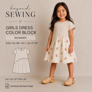 Puede incluir: Un vestido de manga corta con la parte superior beige lisa y una falda color crema con un patrón repetitivo de ositos de peluche marrones. El texto dice: beyond SEWING, GIRLS DRESS COLOR BLOCK, BEGINNER, SIZE: EU 98-134 / US 3T-9Y, A4/ US LETTER/ A0, DETAILED INSTRUCTIONS.