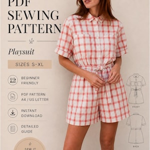 Puede incluir: Una mujer lleva un mono a cuadros rojos y blancos. La imagen es un anuncio de un patrón de costura PDF para el mono, con el texto "Beyond Sewing" y "Playsuit". El patrón es apto para principiantes y está disponible en tallas S-XL.