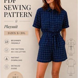 Könnte beinhalten: Ein PDF-Schnittmuster für einen Playsuit von Beyond Sewing. Das Design zeigt einen dunkelblauen Playsuit mit weißem Karomuster, kurzen Ärmeln, Kragen, durchgehender Knopfleiste und Bindegürtel. Der Text enthält S-3XL, anfängerfreundlich und A4/US Letter.