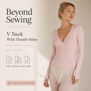 Puede incluir: Una camiseta de manga larga rosa claro con escote en V y aberturas para los pulgares. El texto dice Beyond Sewing, V Neck With Thumb Holes, Beginner, PDF Sewing Pattern y Photo Instructions. Incluye iconos para tamaños de papel A4, US Letter y A0.