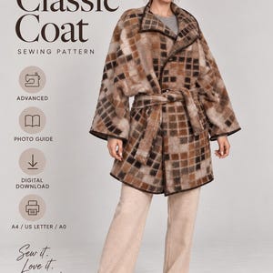 Peut inclure: Un patron de couture pour un Classic Coat avec un motif à carreaux marron et beige, un large col et une ceinture à nouer. Le texte indique : beyond sewing, Classic Coat, SEWING PATTERN, ADVANCED, PHOTO GUIDE, DIGITAL DOWNLOAD, A4 / US LETTER / A0, Sew it. Love it. Wear it. beyondsewing.shop.