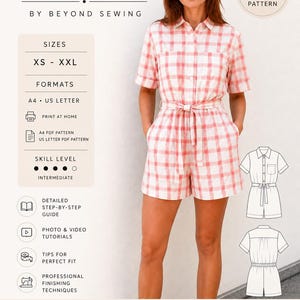 Op de afbeelding: Een playsuit naaipatroon van Beyond Sewing. De afbeelding toont een vrouw in een roze en witte geruite playsuit. Het patroon bevat maten XS-XXL, formaten A4 en US Letter en is beoordeeld als gemiddeld vaardigheidsniveau. De gedetailleerde gids bevat afdrukken, stofaanbevelingen, maattabellen, snij-indelingen, naaiaanwijzingen en afwerking en verzorging.