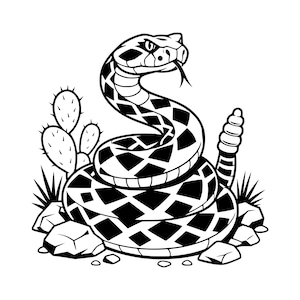 Könnte beinhalten: Eine schwarz-weiße grafische Illustration einer zusammengerollten Klapperschlange mit Rautenmuster auf dem Körper, einer erhobenen Rassel und einer gespaltenen Zunge. Die Schlange ist zwischen mehreren Felsen und einem Feigenkaktus platziert.