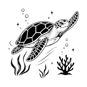 Op de afbeelding: Een zwart-witte grafische illustratie van een zeeschildpad die onder water zwemt. Het ontwerp toont de schildpad omringd door opstijgende bubbels, kleine vierpuntige sterren, zeewier en een koraalachtige structuur in strakke lijnen.