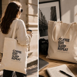 Op de afbeelding: Crème canvas draagtas met zwarte tekst "COFFEE EDIT SLEEP REPEAT" en "NOTRE VIE PHOTOGRAPHY". Eén tas wordt over de schouder gedragen, de andere ligt op een houten oppervlak.