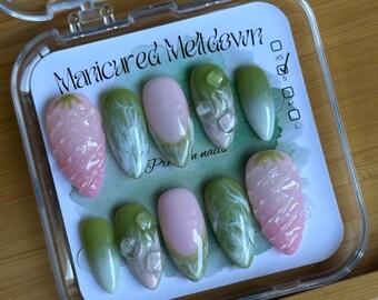 Unghie finte artigianali al gusto di fragola e matcha: verdi e rosa, effetto gel 3D (misure personalizzate disponibili)