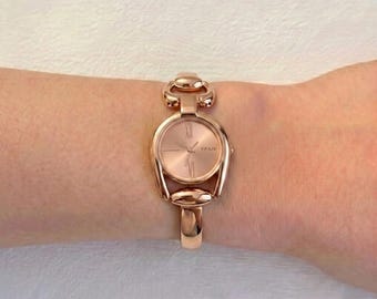 Women's quartz wristwatch with rose gold curved case, Roman dial and elegant link bracelet