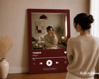 以下が含まれることがあります： 音楽プレーヤーのインターフェースデザインの、バーガンディ色のフレームミラー。 ミラーには写真を撮っている人が映っています。 音楽プレーヤーには、Pitbullの「TIMBER」という曲が表示され、その下に「forever & always」という文字が表示されています。