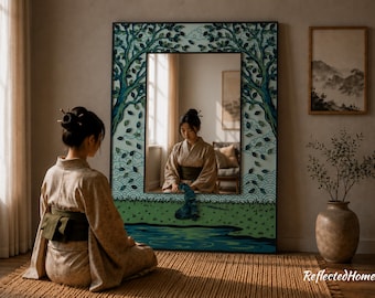 以下が含まれることがあります： 青と緑の色合いの装飾的な木と葉のデザインが施された大きな長方形の鏡。着物を着た人が織りのマットに座り、鏡に向かっています。鏡は人々と穏やかなインテリアを映し出しています。