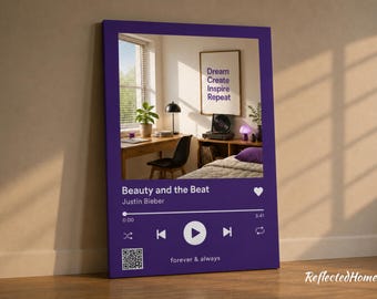 以下が含まれることがあります： ジャスティン・ビーバーの「Beauty and the Beat」の音楽プレーヤーインターフェースデザインの紫色のキャンバスプリント。プリントには曲の詳細、再生ボタン、テキスト「forever & always」が含まれています。背景には部屋のシーンが写っています。