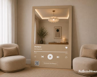 以下が含まれることがあります： Ed Sheeranの「Perfect」という曲がデザインされた、Spotify風の大きなベージュ色の鏡。鏡は長方形のフレームで、再生ボタン、プログレスバー、「forever & always」の文字が含まれています。