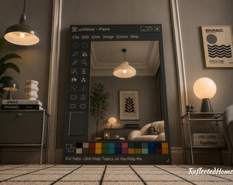 以下が含まれることがあります： コンピューターペイントプログラムのインターフェースに似せてデザインされた、大きな長方形の鏡。鏡は、アイコンのツールバーと下部にカラーパレットが付いた濃い灰色のフレームです。「untitled - Paint」というテキストが上部にあります。「For Help, click Help Topics on the Help Me.」というテキストが下部にあります。