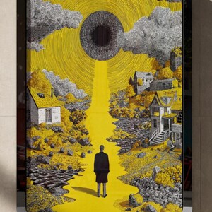 Peut inclure: Une œuvre d'art surréaliste représentant un paysage avec un grand œil dans le ciel. Un chemin jaune mène à une silhouette en manteau noir, avec des maisons et des arbres en arrière-plan. L'œuvre est encadrée.