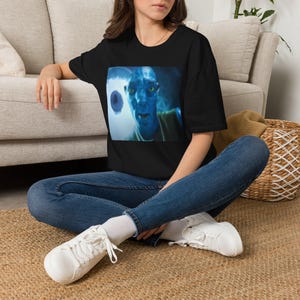T-Shirt mit blauem Alien-Gesicht | Lustiges Meme-Shirt