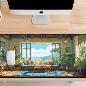 Op de afbeelding: Een rechthoekige muismat met een gedetailleerde illustratie van een gezellige woonkamer met een groot raam met uitzicht op een schilderachtig landschap. De kamer heeft een bank, planten en een blauw tapijt. Een witte muis ligt erop.
