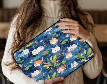 Könnte beinhalten: Eine blaue Laptoptasche mit einem sich wiederholenden Muster aus weißen und orangefarbenen Katzen, die in einem blauen Teich mit grünen Seerosen und Blumen schwimmen.