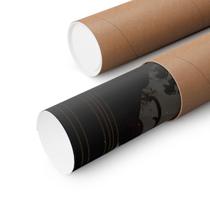 Puede incluir: Un p&oacute;ster enrollado con fondo negro y detalles dorados se env&iacute;a en un tubo de cart&oacute;n marr&oacute;n.