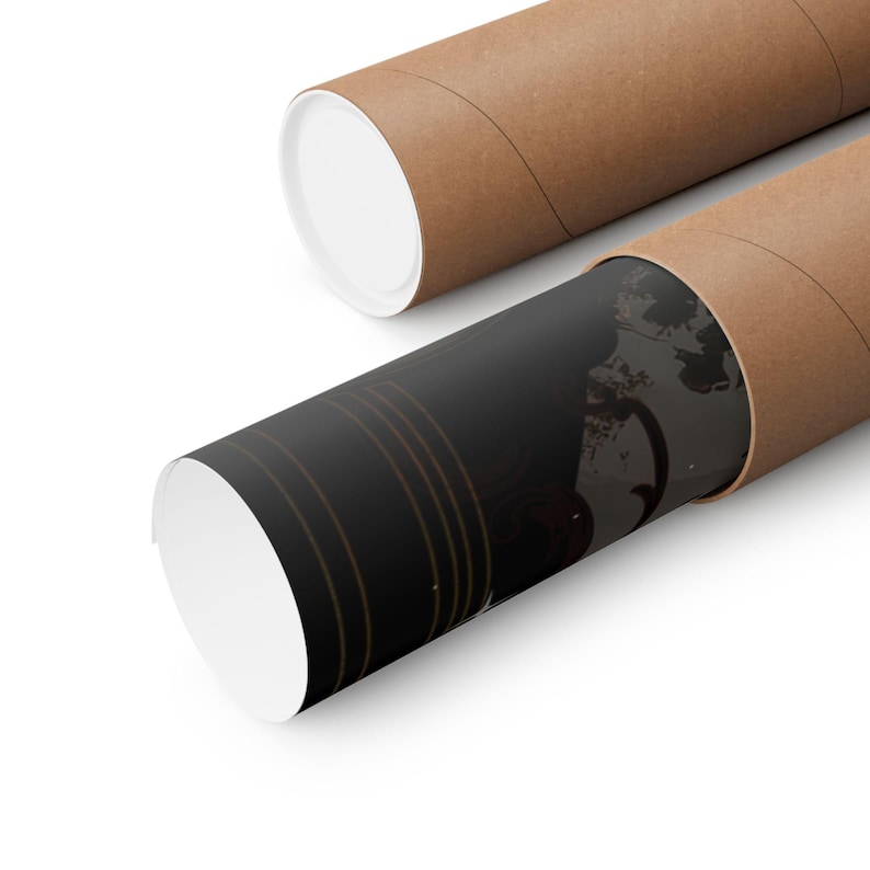 Puede incluir: Un p&oacute;ster enrollado con fondo negro y detalles dorados se env&iacute;a en un tubo de cart&oacute;n marr&oacute;n.