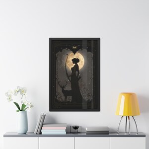 Puede incluir: Una silueta en blanco y negro de una mujer con arco y flecha de pie junto a un ciervo frente a una luna llena. El fondo es una noche estrellada oscura.
