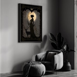 Puede incluir: Una impresi&oacute;n enmarcada en negro y dorado de una mujer en silueta de pie con un arco y una flecha frente a una luna llena y un ciervo. El fondo es un bosque oscuro con estrellas.