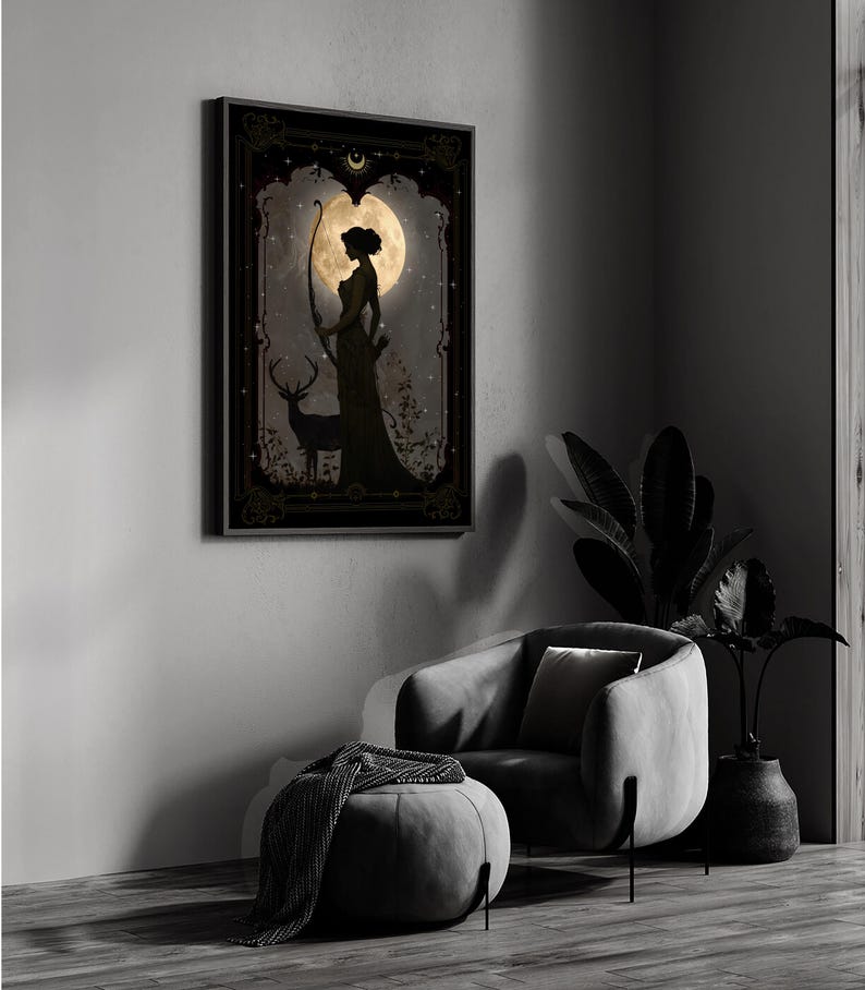Puede incluir: Una impresi&oacute;n enmarcada en negro y dorado de una mujer en silueta de pie con un arco y una flecha frente a una luna llena y un ciervo. El fondo es un bosque oscuro con estrellas.