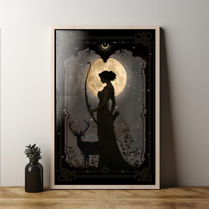 Puede incluir: Una silueta en blanco y negro de una mujer con un arco y una flecha de pie frente a una luna llena. Un ciervo se encuentra a la izquierda de la mujer. El fondo es un bosque oscuro con estrellas.