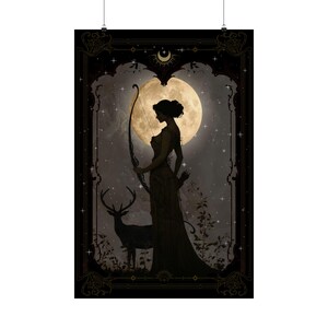 Puede incluir: Una silueta de una mujer con un arco y una flecha de pie frente a una luna llena. Un ciervo se encuentra a la izquierda de la mujer. El fondo es azul oscuro con estrellas.