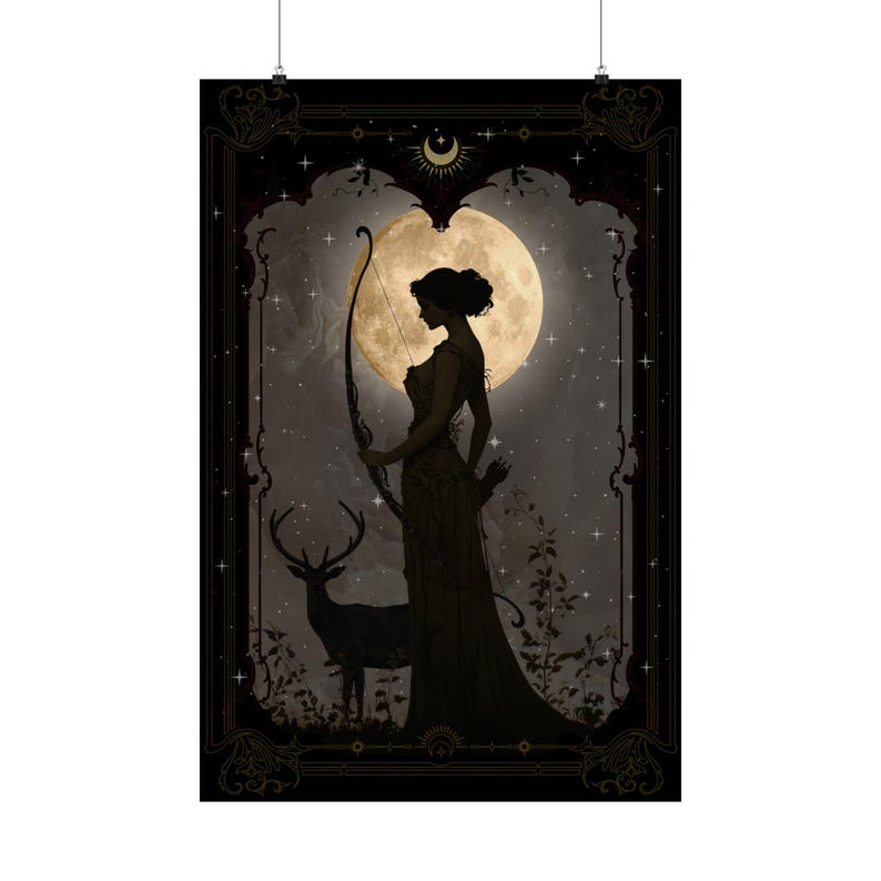Puede incluir: Una silueta de una mujer con un arco y una flecha de pie frente a una luna llena. Un ciervo se encuentra a la izquierda de la mujer. El fondo es azul oscuro con estrellas.