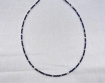 Collana girocollo con pietre preziose micro sfaccettate: spinello nero, labradorite, perline d'argento